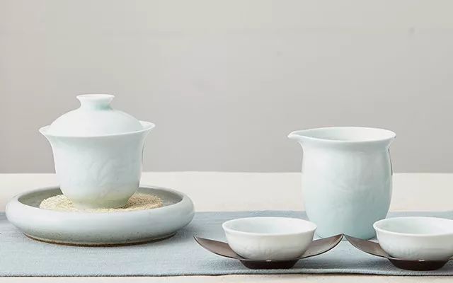 用瓷器还是陶器泡茶更好喝？