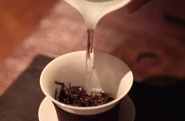 泡茶该放多少茶叶？不同的茶有不同的投茶方法