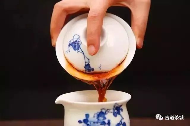 古道茶城|泡茶被烫手，原来是拿盖碗的姿势不对