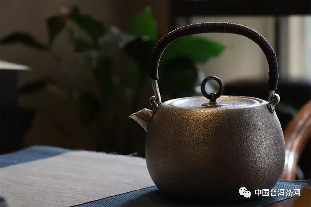 铁壶煮出来的水适合冲泡茶叶吗？