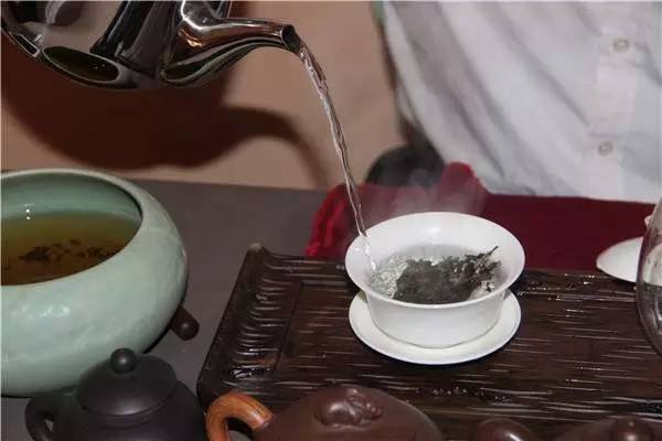 泡茶注水，应该“高冲”还是“低就”？