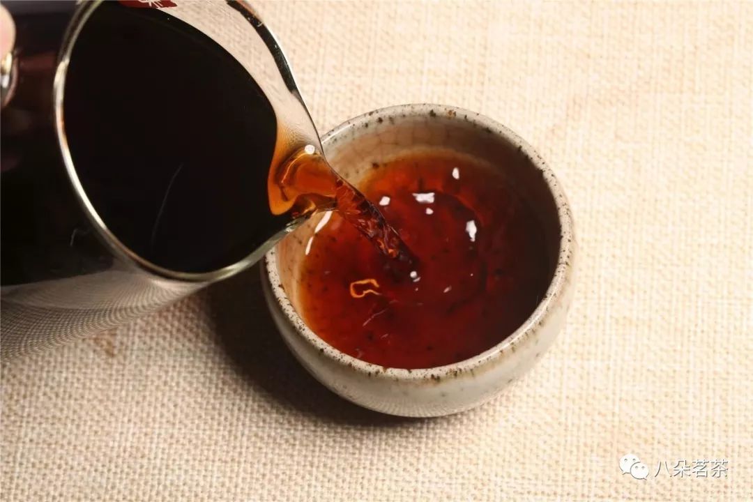 寻一款可溯源的熟茶，把时光一段一段地放进杯中，细细品味。