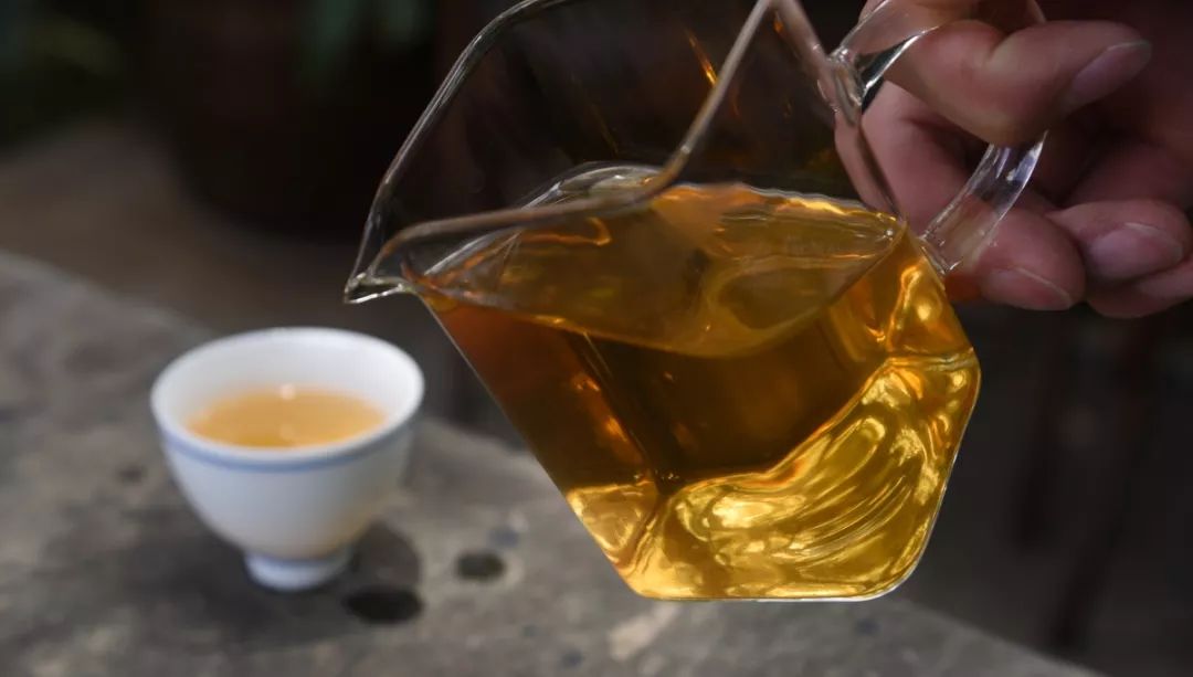 如何区分茶汤的浓淡度和饱满度