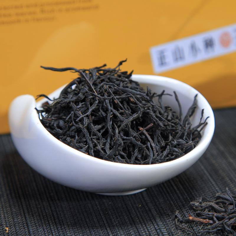 正山小种茶叶品鉴条索黑色，茶香是松香味