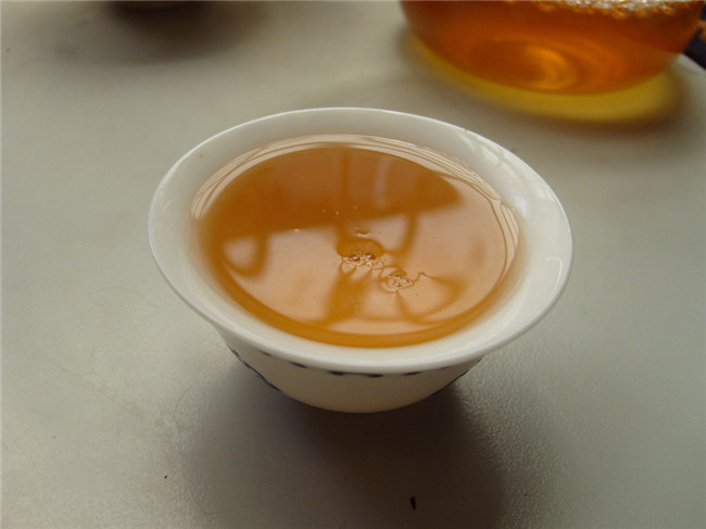红茶茶汤里飘浮的泡沫是什么？对人体有害吗？