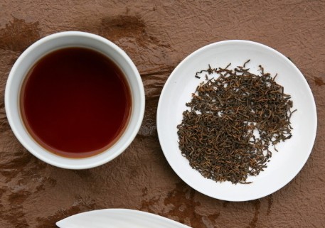 老人喝红茶绿茶普洱茶最好，少喝浓茶