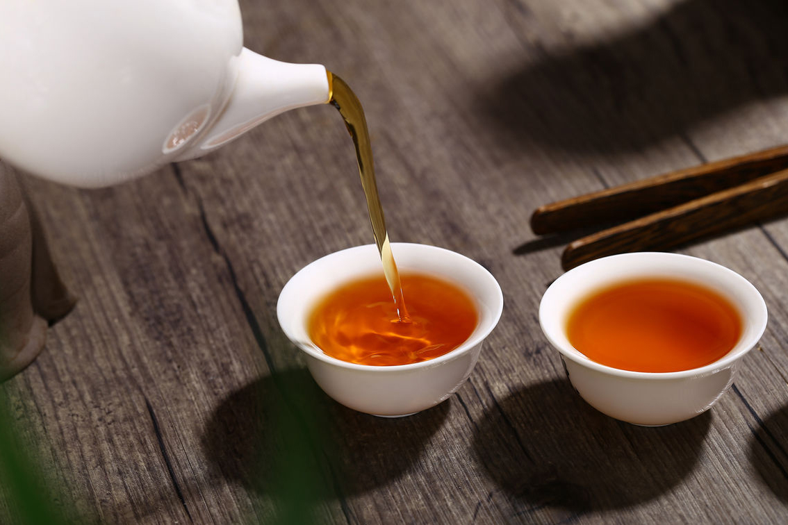 品茶之道——绿茶和红茶哪个更有益身体？