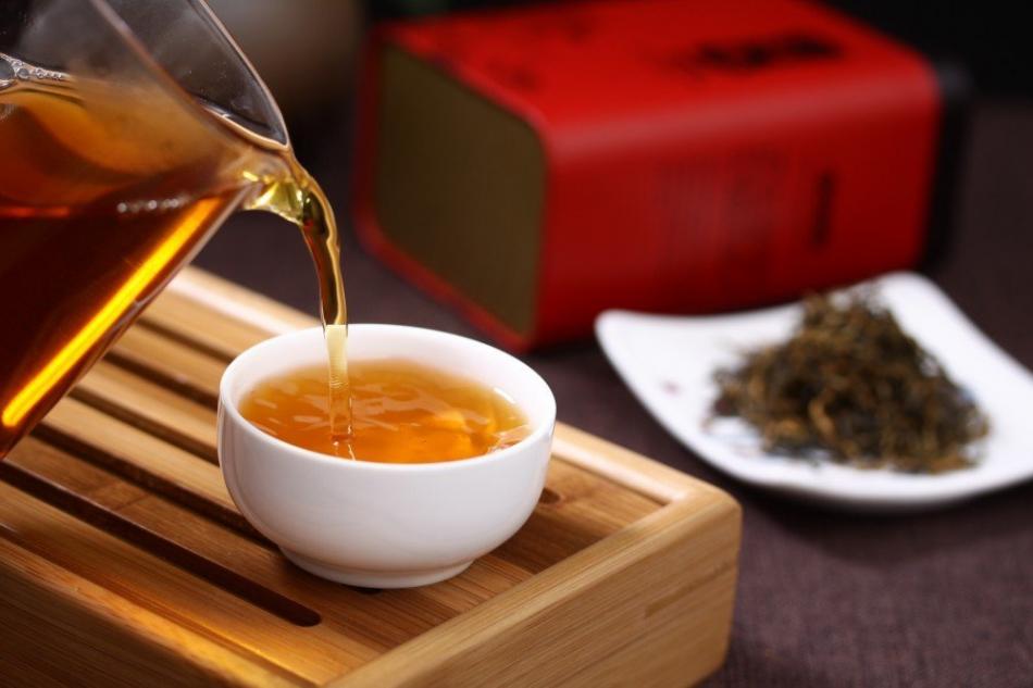 鉴别红茶优劣的两个重要感官指标是什么？