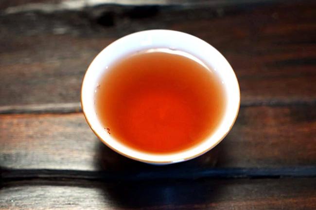 普洱生茶年份判断小技巧，如何通过茶汤颜色来辨识生普年份