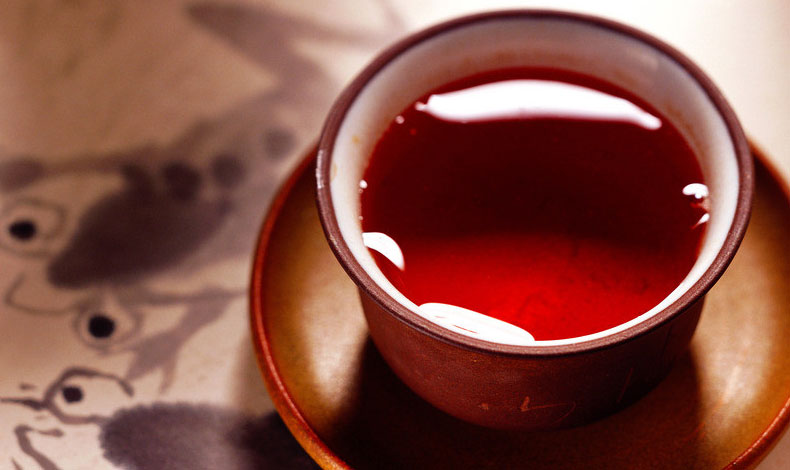 好的普洱熟茶应具有通透油亮、清澈而厚重的汤色