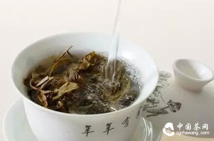 为什么普洱茶在冲泡时水面会出现白沫？