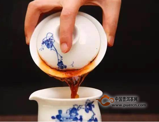 泡普洱茶你是选盖碗还是紫砂壶？
