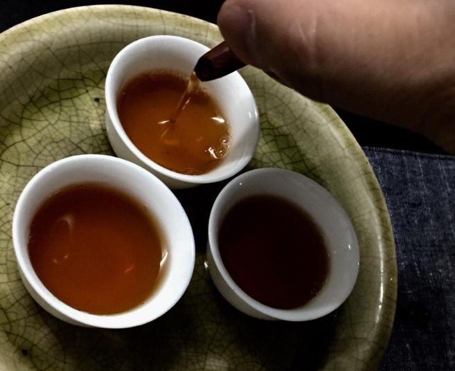 普洱茶品鉴介绍品饮普洱茶的动作要领