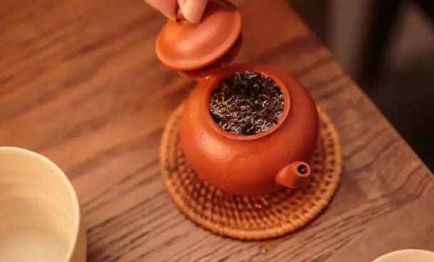 普洱茶应该用什么茶器来泡（盖碗、紫砂壶哪个更适合？）