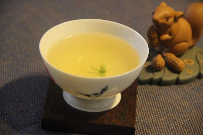蒸酶茶那可是普洱古茶树叶尖上的“露珠”