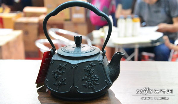 铁茶壶最适合泡什么茶铁茶壶和普洱茶更配哦