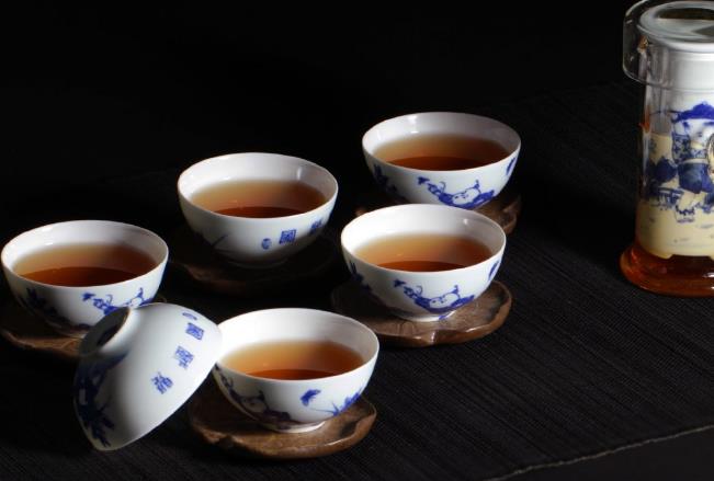 制作普洱茶时使用滇青与滇绿工艺的区别