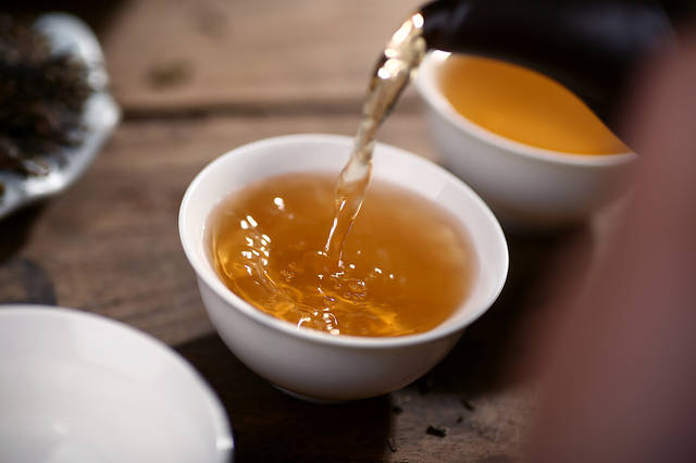 高温利于发散香味却又会烫伤茶，到底该用什么温度的水泡普洱茶？