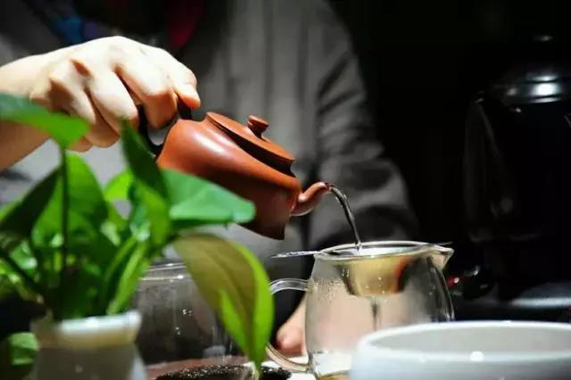 普洱茶冲泡的透和闷技法选择，和什么因素有关？