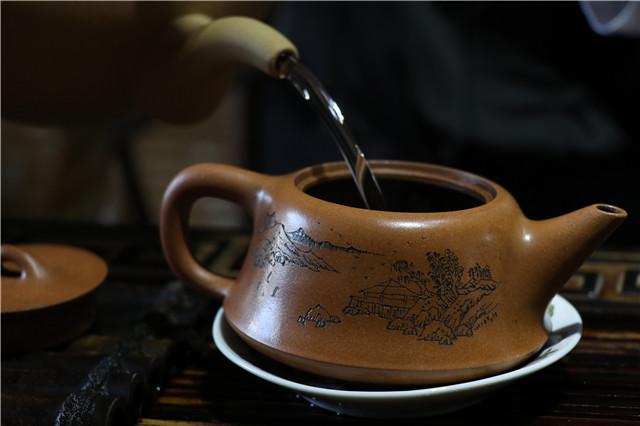 冲泡普洱茶时，什么时候闻普洱茶香最适合？