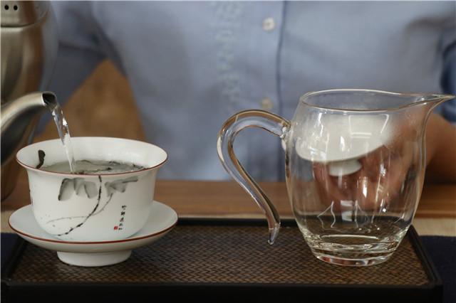 冲泡普洱茶时，什么时候闻普洱茶香最适合？