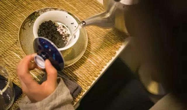 泡普洱茶到底是用紫砂壶好还是盖碗好？原来高手是这样选择的！