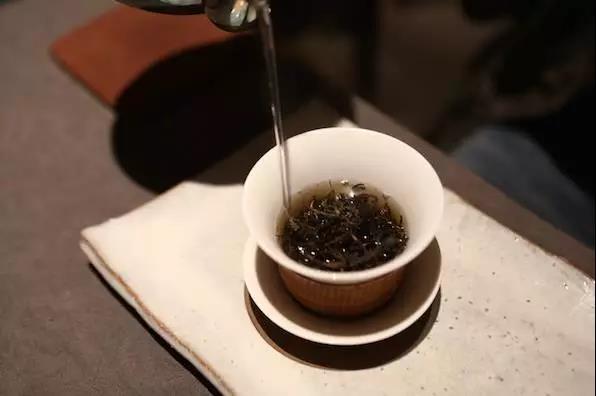 冲泡普洱茶注水方式主要关乎的五个变量