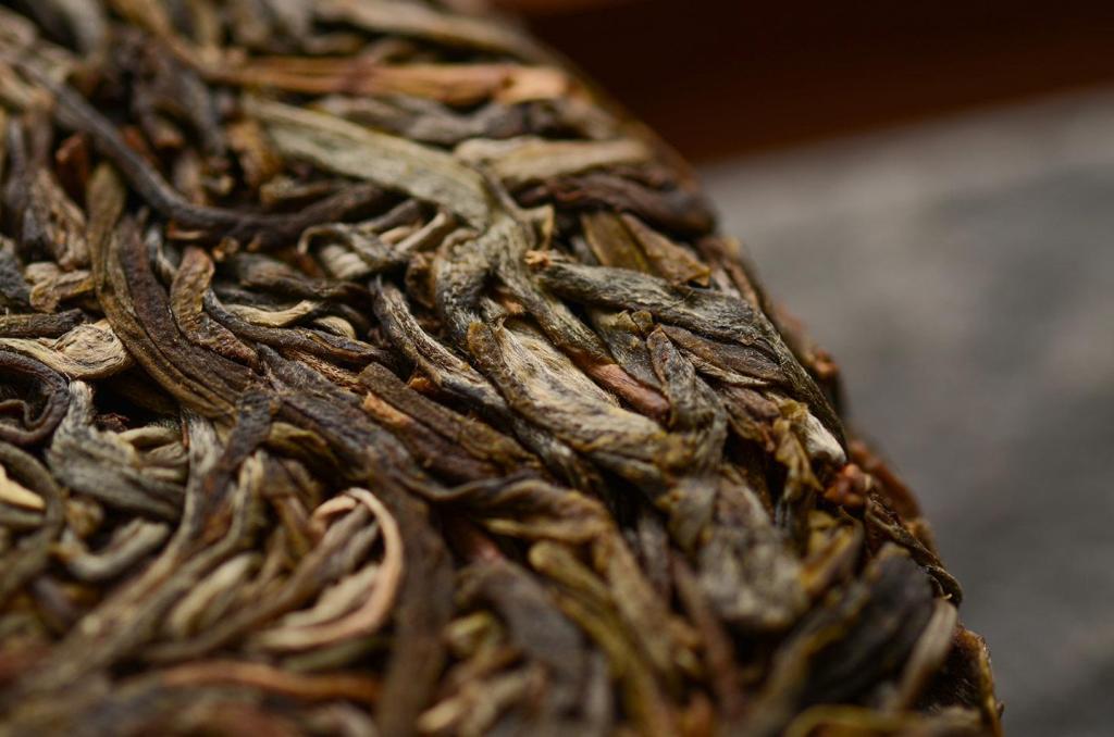从价格、外形、口感、耐泡度和叶底五个方面辨别普洱古树茶