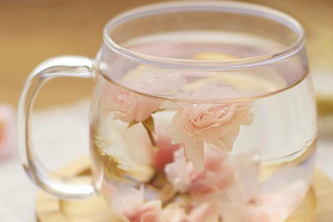 茶杯里赏樱花：盐渍樱花茶的功效有哪些
