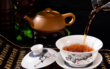 泡黑茶时茶壶的正确持壶法！