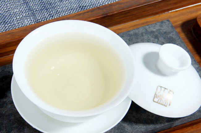 夏季必备：常饮用白茶能够减少中暑几率