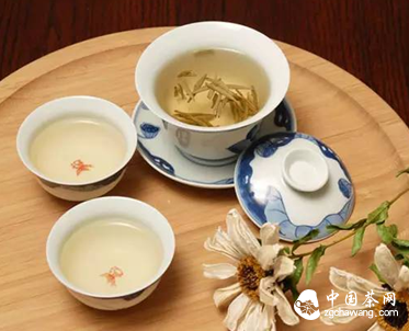 涨姿势丨喝白茶助你逆生长，功效是绿茶的3倍（白茶里的年轻秘密）