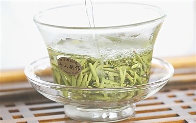 最近经常看见“峨眉雪芽”这个茶叶牌子。请介绍一下该款绿茶的特点和口味！