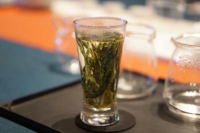 如何用玻璃杯把绿茶泡出茶馆里喝到的口感？