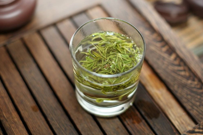 湿气重怎么办湿气重的人可以试试喝绿茶