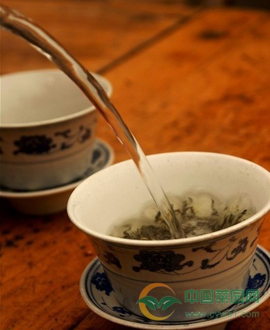 喝绿茶最好用沸水沏茶