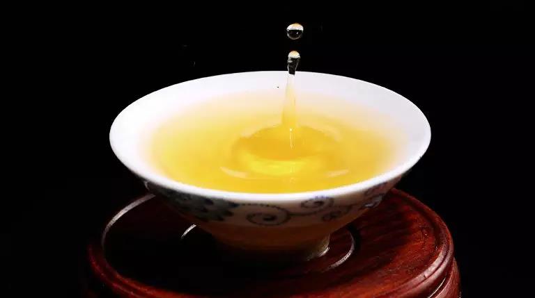 普洱茶的咖啡因那么高，为什么给人的感觉是绿茶提神而普洱茶安神？。