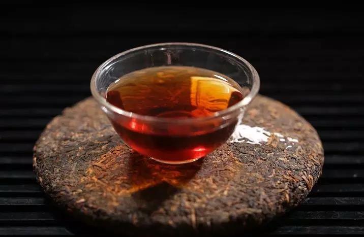 普洱茶的咖啡因那么高，为什么给人的感觉是绿茶提神而普洱茶安神？。