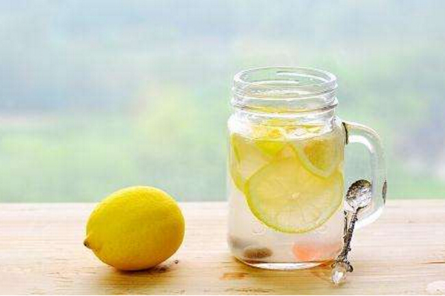 鲜柠檬片应该怎么泡水才喝得健康呢