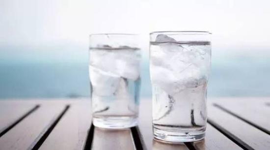 玻璃杯、保温杯、陶瓷杯、紫砂壶……用哪种杯子喝水更健康？