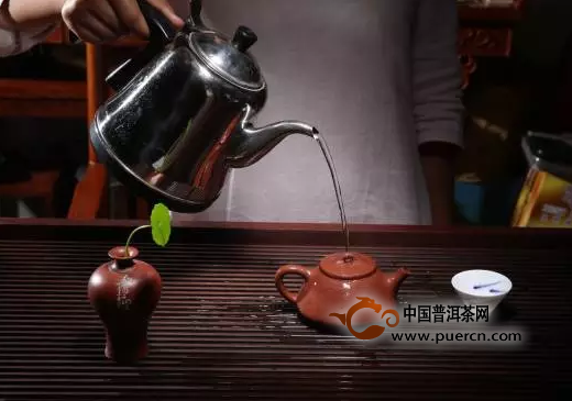 一把新出炉的紫砂壶是不能直接用来泡茶