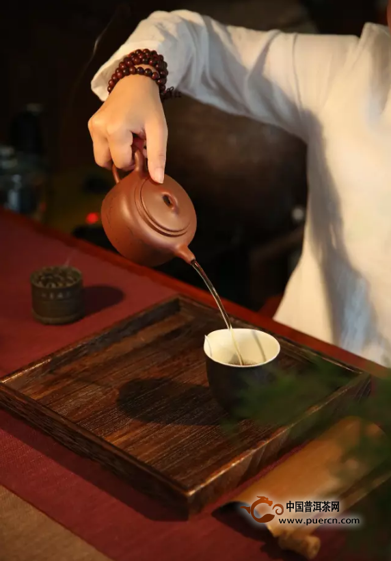 如何从沏茶角度来选择紫砂壶？