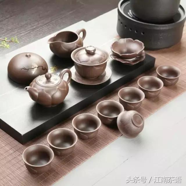 中国茶道：茶道操作全流程（图文详解）茶道，就是品赏茶的美感之道。茶道亦被视为一种烹茶饮茶的生活艺术，一种以茶为媒的生活礼仪，一种以茶修身的生活方式。它通过沏茶、赏茶、闻茶、饮茶增进友谊，美心修德，学习礼法，领略传统美德，是很有益的一种和美仪式。茶道流程茶道流程有很多种，此处仅以13道茶道举例：【第一道】净手、赏具也就是洗手，喝茶卫生很重要，先引茶人荷，请来宾赏茶，然后是赏具：品茶讲究用景瓷宜陶，景德镇的瓷器或宜兴的紫砂壶为上，这个都是为了喝茶前有个放松心情的准备。【第二道】烫杯、温壶
