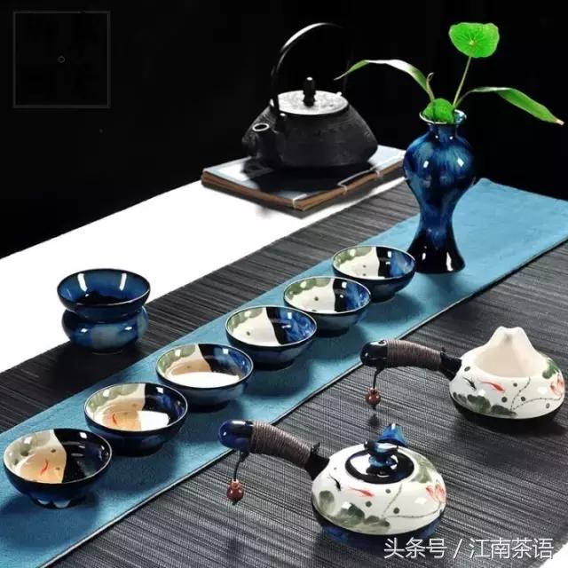 中国茶道：茶道操作全流程（图文详解）茶道，就是品赏茶的美感之道。茶道亦被视为一种烹茶饮茶的生活艺术，一种以茶为媒的生活礼仪，一种以茶修身的生活方式。它通过沏茶、赏茶、闻茶、饮茶增进友谊，美心修德，学习礼法，领略传统美德，是很有益的一种和美仪式。茶道流程茶道流程有很多种，此处仅以13道茶道举例：【第一道】净手、赏具也就是洗手，喝茶卫生很重要，先引茶人荷，请来宾赏茶，然后是赏具：品茶讲究用景瓷宜陶，景德镇的瓷器或宜兴的紫砂壶为上，这个都是为了喝茶前有个放松心情的准备。【第二道】烫杯、温壶