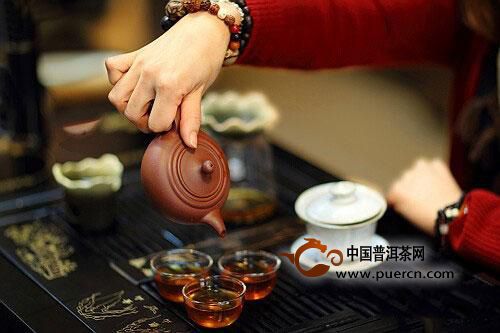 为什么用盖碗泡茶和用紫砂壶泡茶的味道不一样