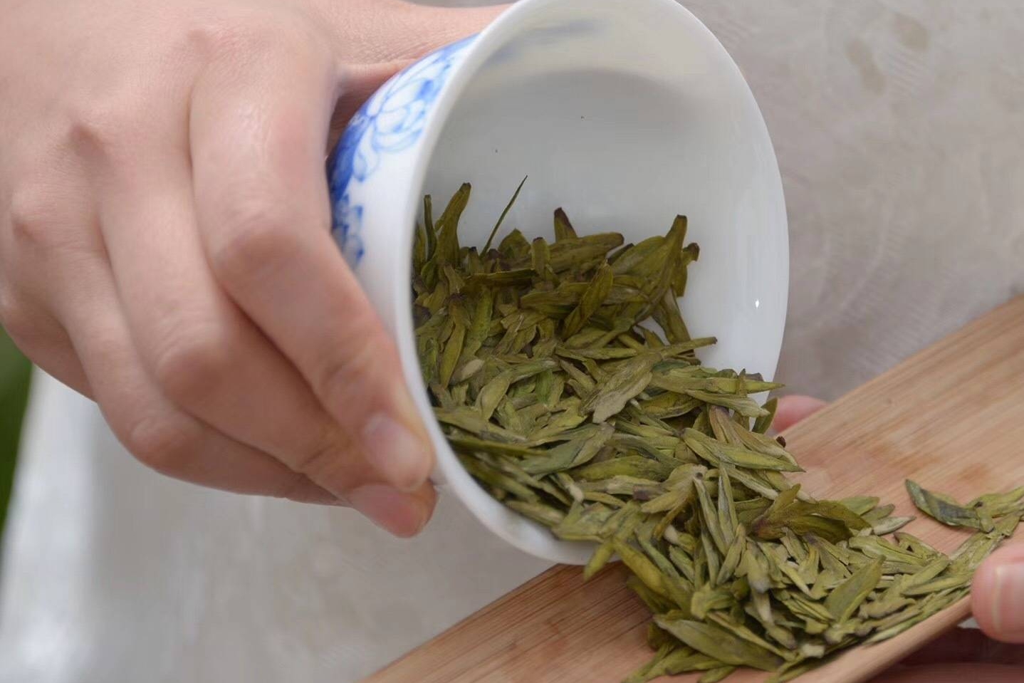西湖龙井茶是酸性还是碱性的？