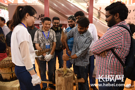 印度留学生参观河北茶文化博览会感受中华茶文化