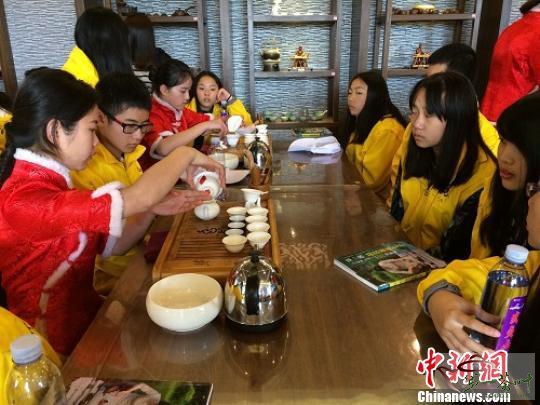 55名澳大利亚华裔青少年福建武夷山体验茶文化