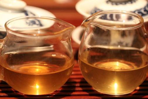 如何从耐泡度、叶底和口感上区分台地茶和古树茶？