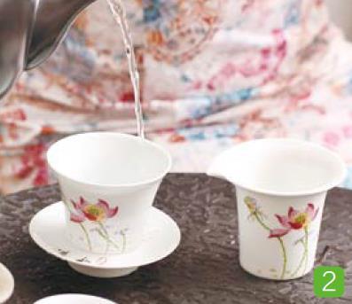 盖碗茶的盖碗茶的冲泡方法要让茶叶在沸水中苏醒你真的会泡吗